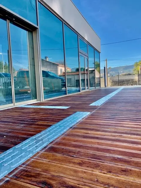 Rail de guidage aluminium encastré dans un platelage bois