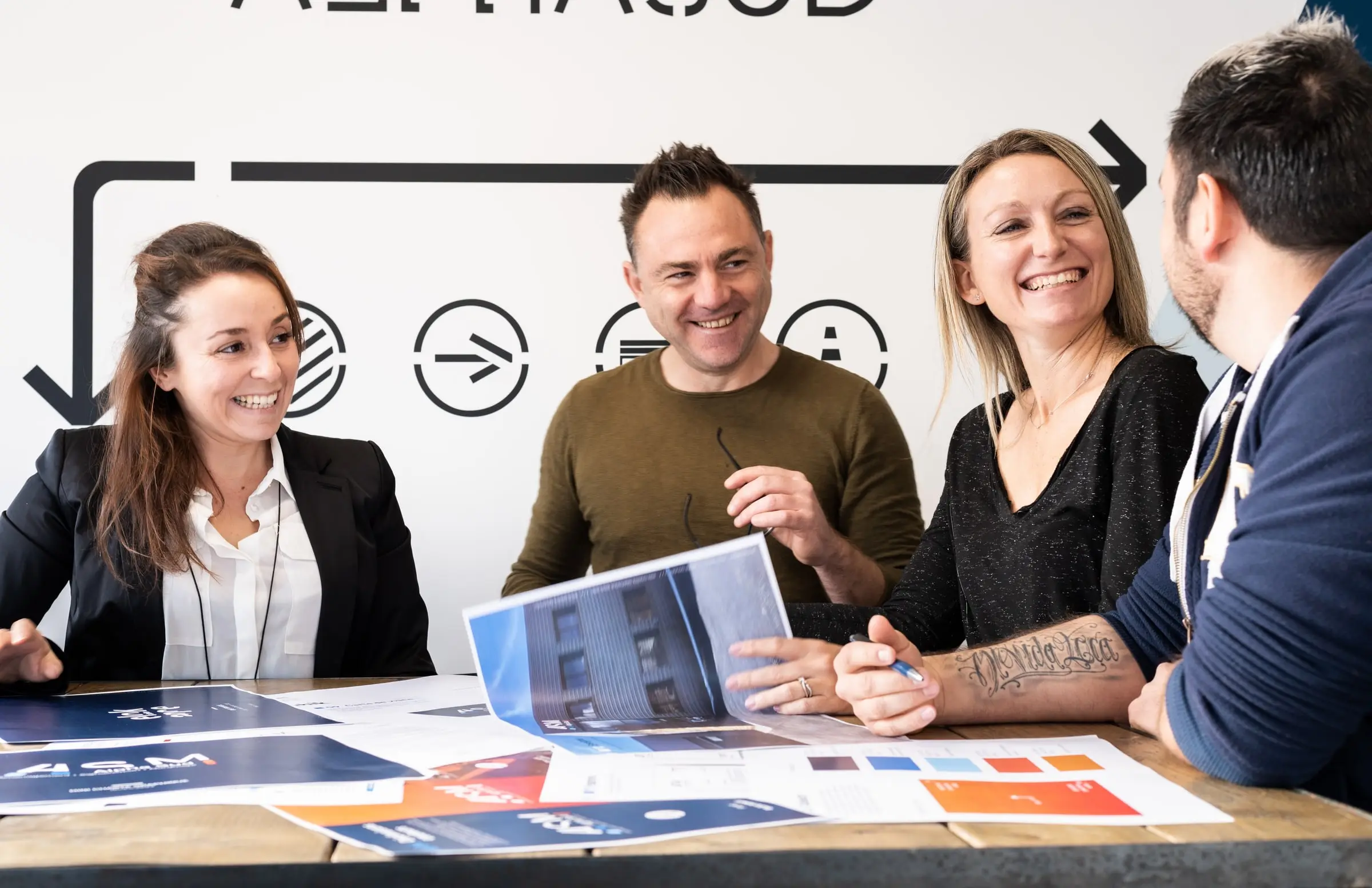 Une partie de l’équipe ASM réunie et souriante autour d’un projet