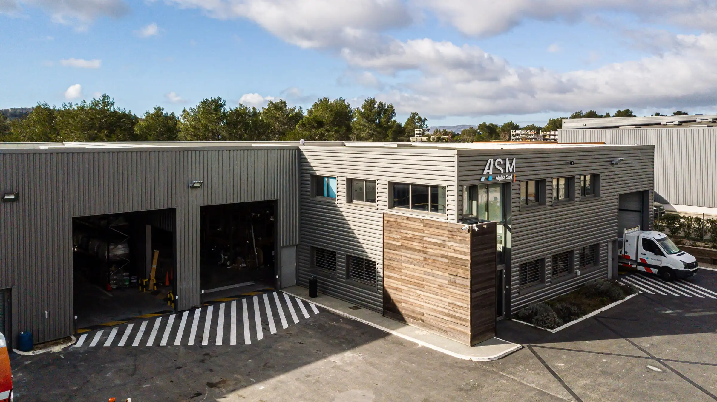 Les locaux d’ASM Alpha Sud vus du ciel, fourgon stationné devant l’atelier