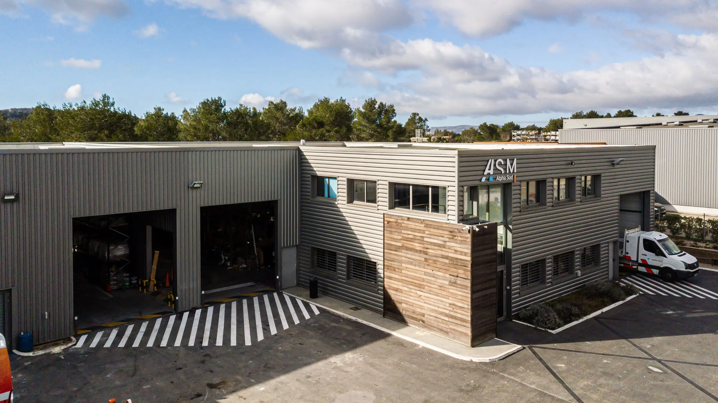 Les locaux d’ASM Alpha Sud vus du ciel, fourgon stationné devant l’atelier