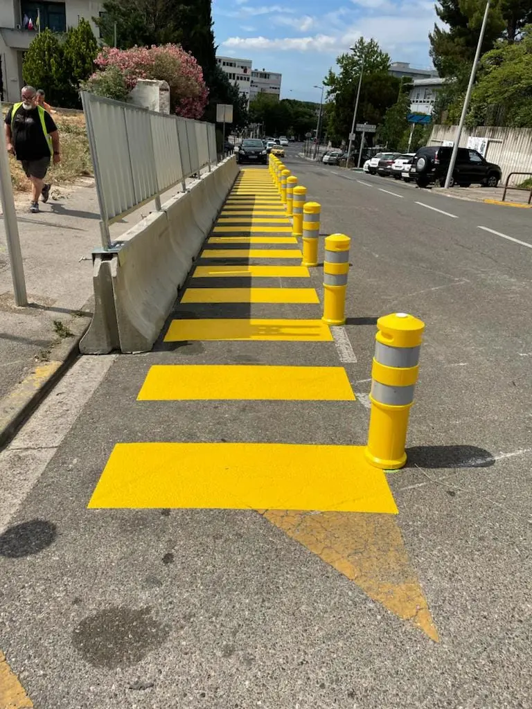 Bandes jaunes et potelets balisant une zone en travaux
