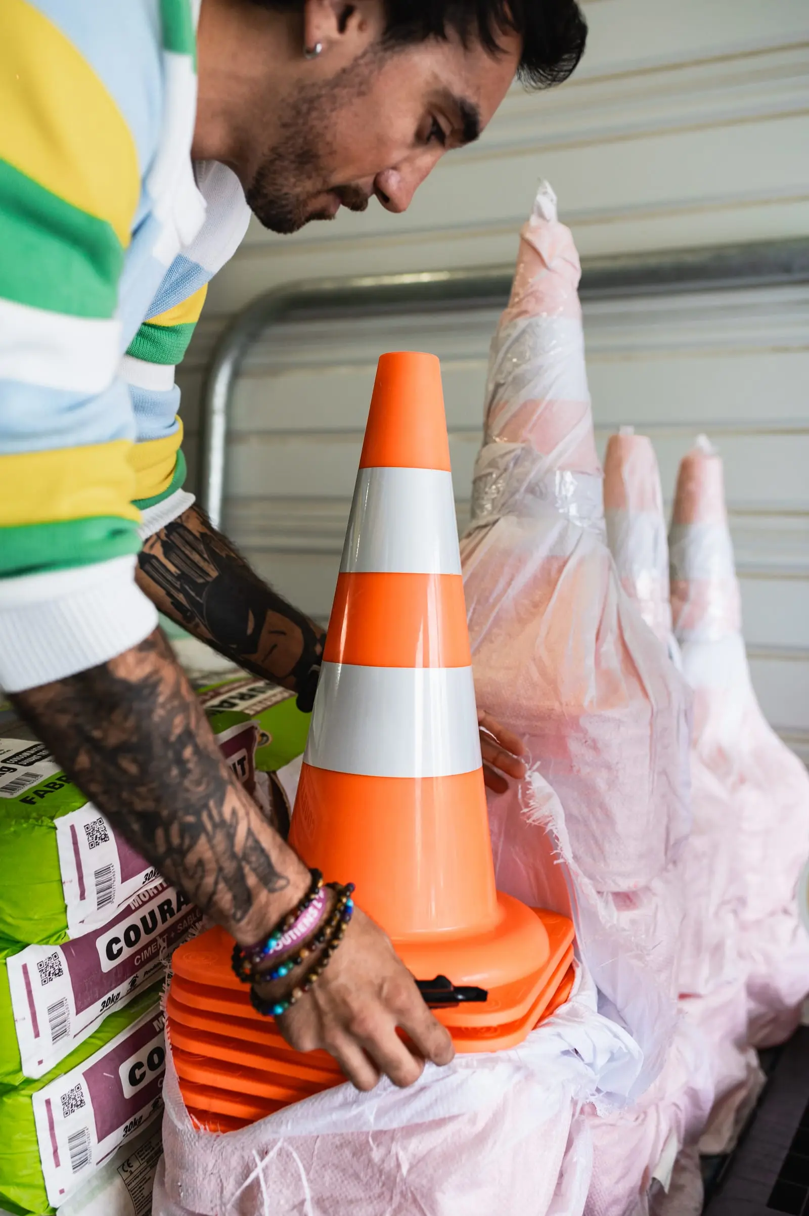 Cône de signalisation préparé à l’atelier, gants de protection à côté