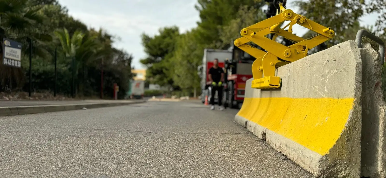 Séparateur béton jaune posé le long d’une voie en travaux