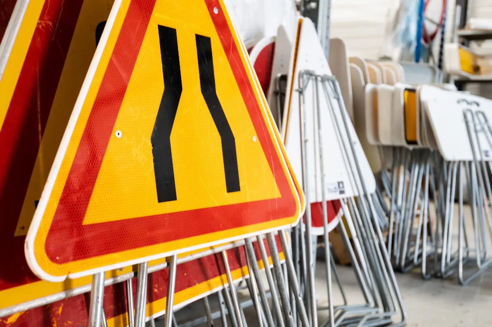 Panneaux de chantier neufs stockés avant départ en intervention