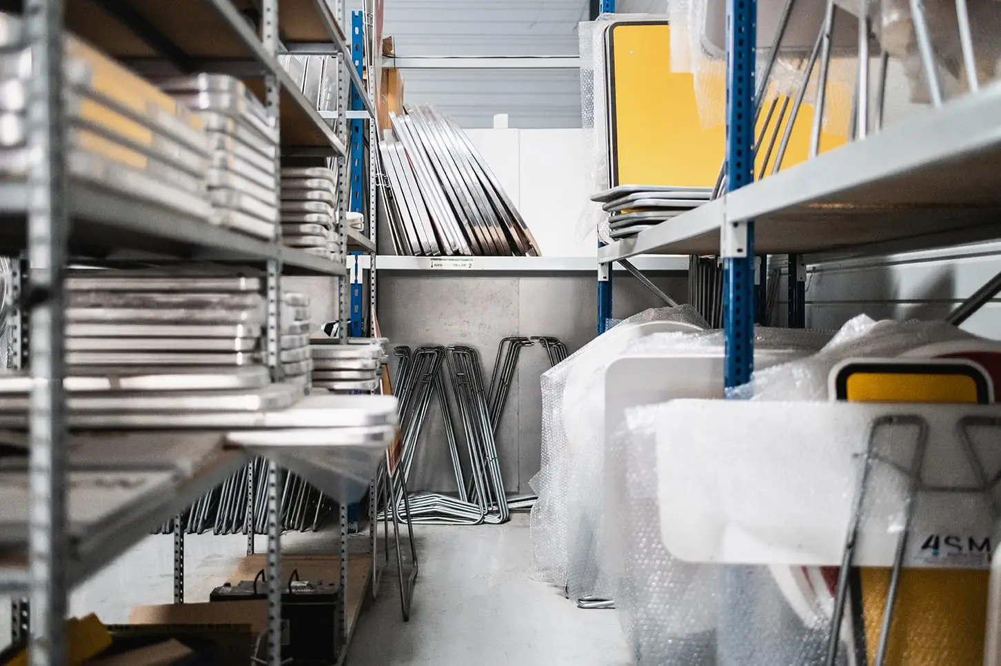 Barrières de chantier stockées en atelier ASM avant location