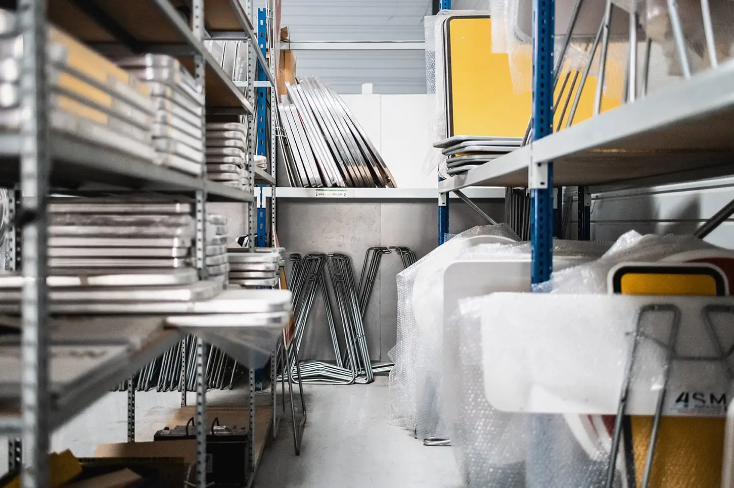 Barrières et supports rangés sur les rayonnages de l’atelier ASM