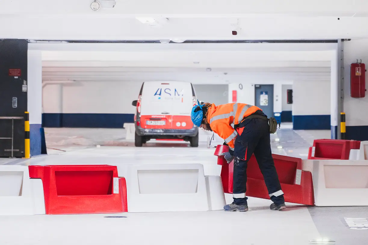 Compagnon ASM installant les séparateurs de balisage du parking de La Rotonde, à Aix-en-Provence