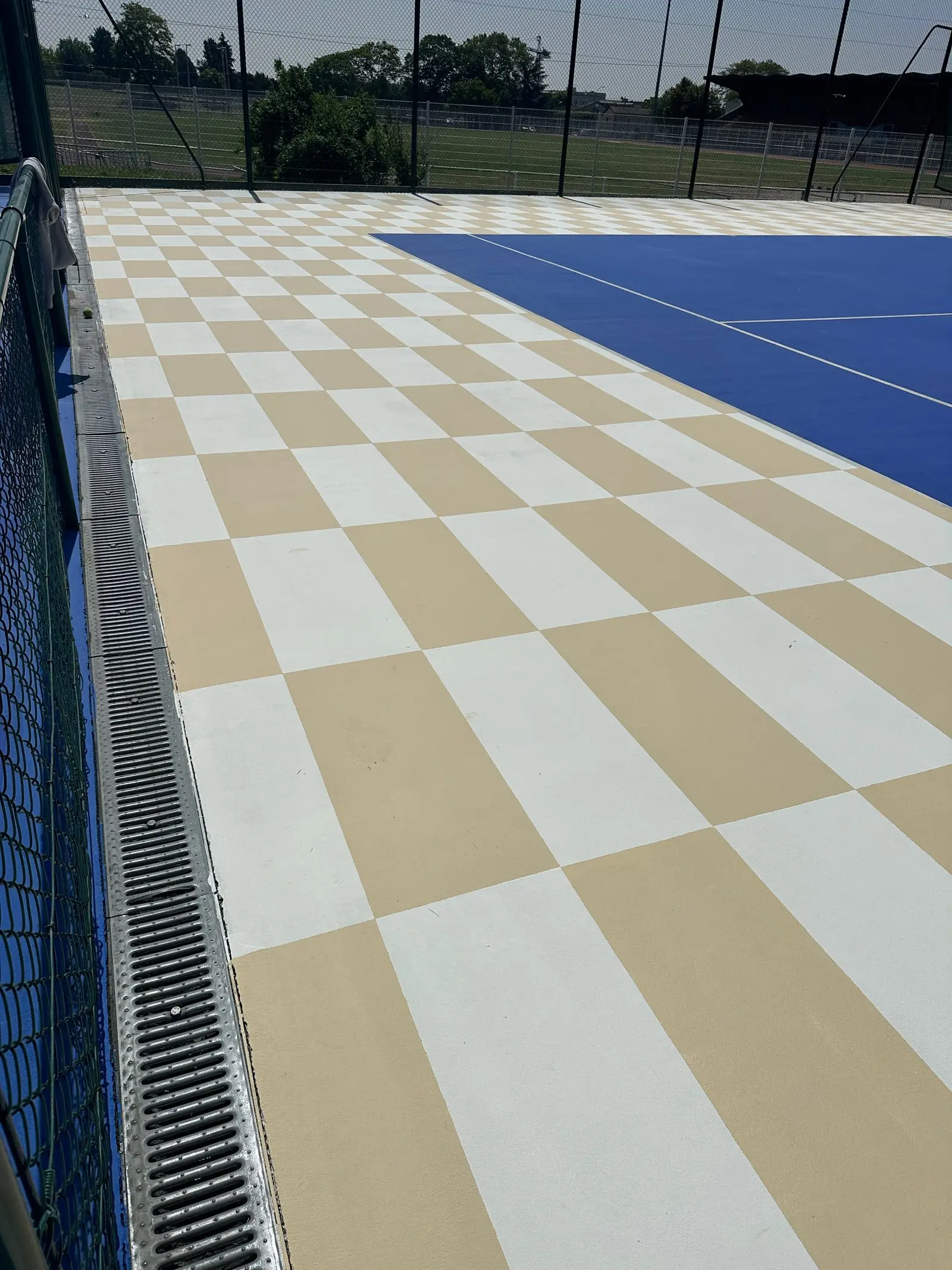 Damier beige et blanc peint sur toute la longueur d’un parvis
