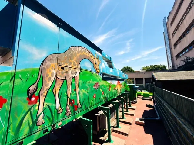 La même gaine décorée d’une fresque animalière, supports peints en vert