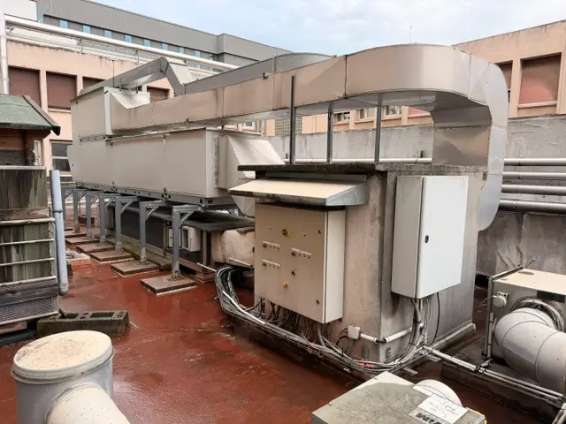Longue gaine de traitement d’air en tôle nue posée sur ses supports
