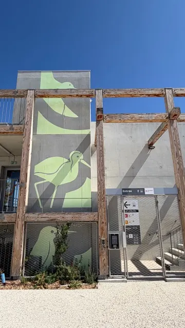 Fresque à motifs d’oiseaux sérigraphiée sur le noyau de circulation du parc relais