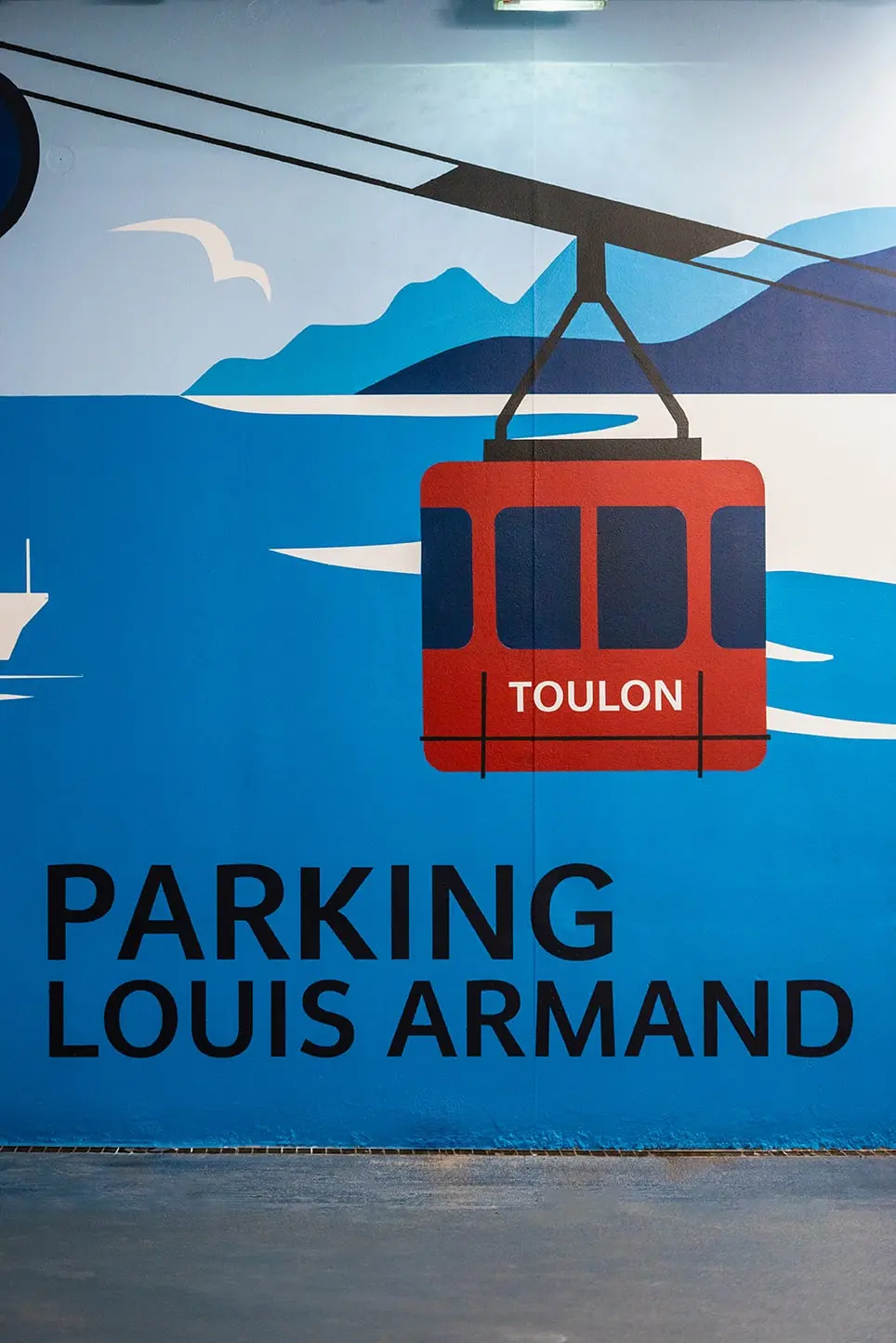 Fresque de la rade de Toulon peinte dans un parking : téléphérique, ferry et voiliers