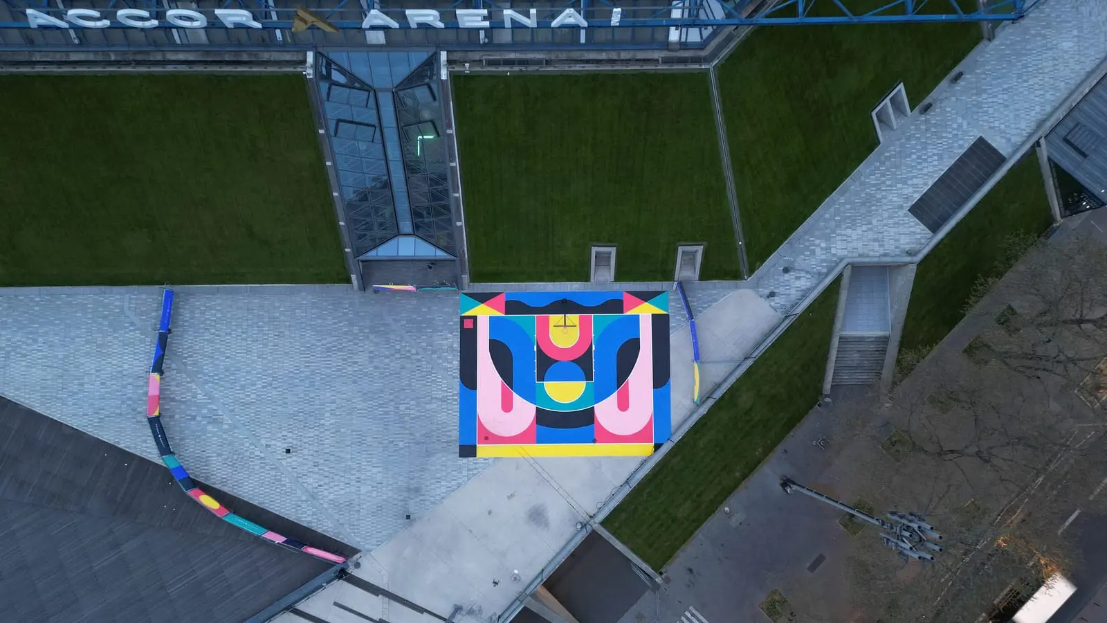 Vue aérienne d’un terrain sportif peint de couleurs vives
