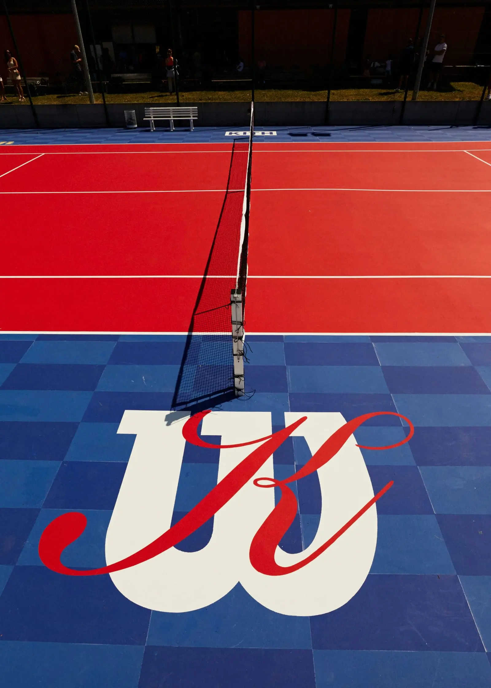 Logo peint au centre d’un terrain sportif rouge et bleu