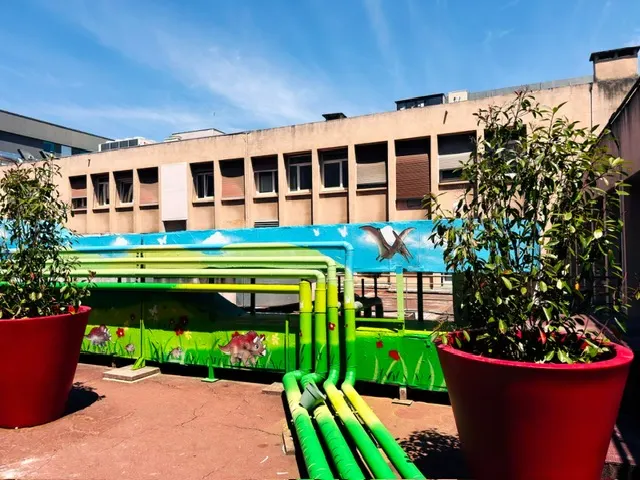Les mêmes réseaux peints en vert et bleu, décor de prairie et de ciel