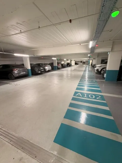 Secteur bleu du parking du Diamant, couleur reprise au sol et sur le soubassement des piliers