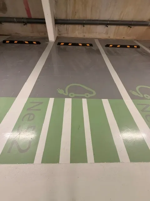 Places de recharge électrique du parking du Diamant, pictogrammes au sol et butées de roue