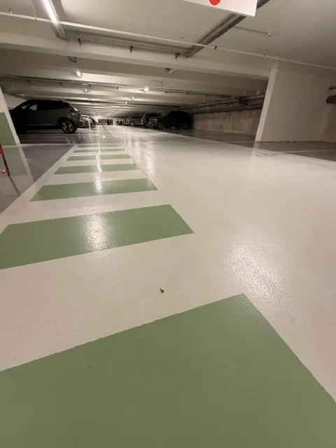Allée du secteur vert du parking du Diamant, cheminement piéton et places numérotées