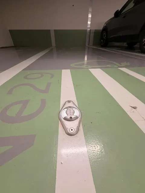 Place de recharge électrique du parking du Diamant, plot de sol et pictogramme peints