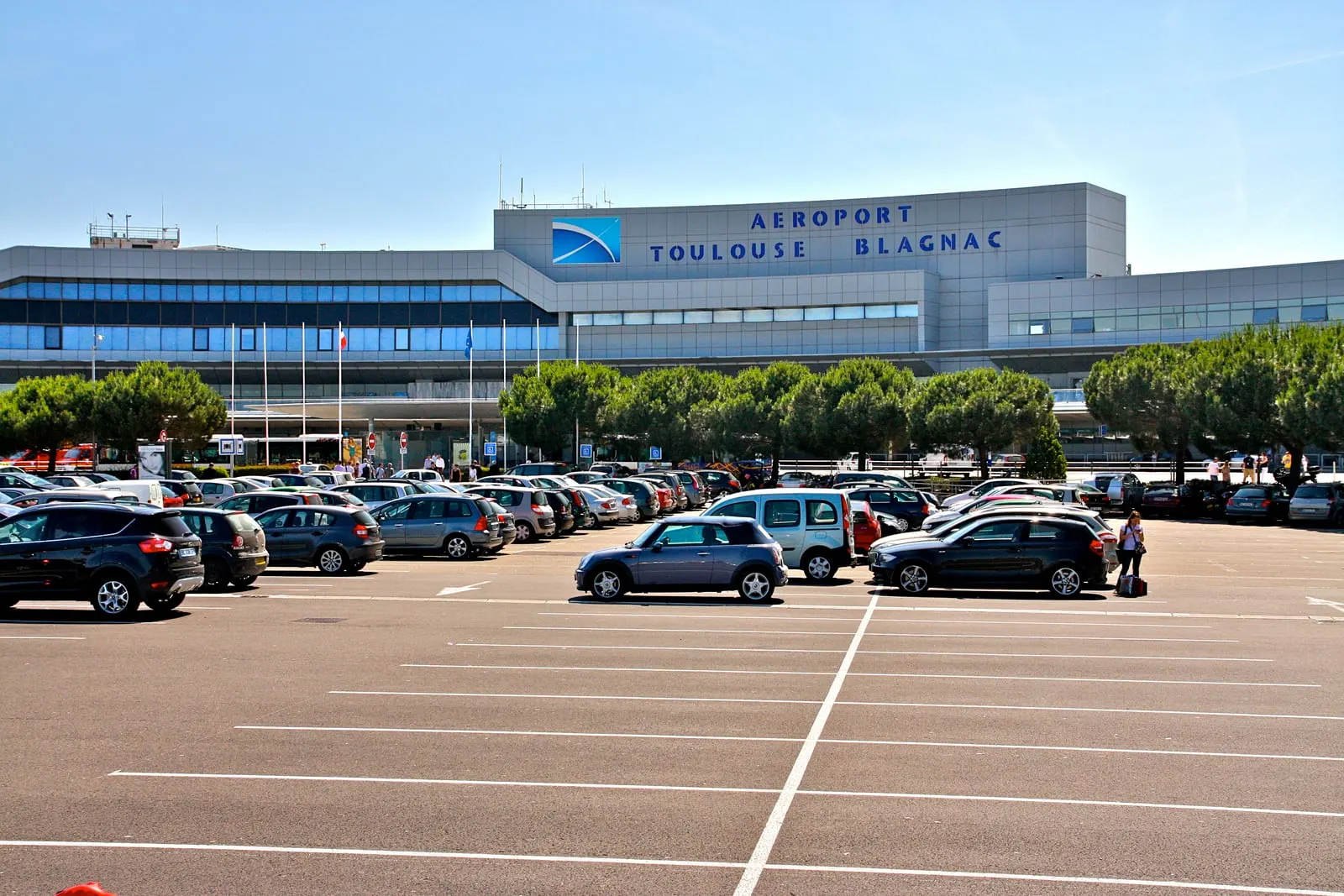 Parking extérieur devant l’aérogare de Toulouse-Blagnac, emplacements délimités en blanc