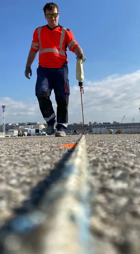 Passage de la machine de marquage le long d’un quai logistique