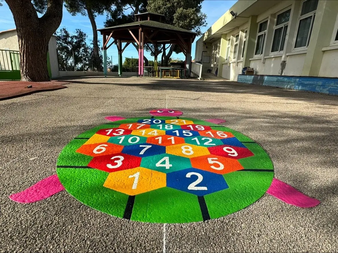 Jeu de marelle circulaire multicolore peint dans une cour d’école