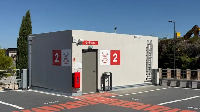 Local technique d’un parc relais, marquage et zébras rouges au pied
