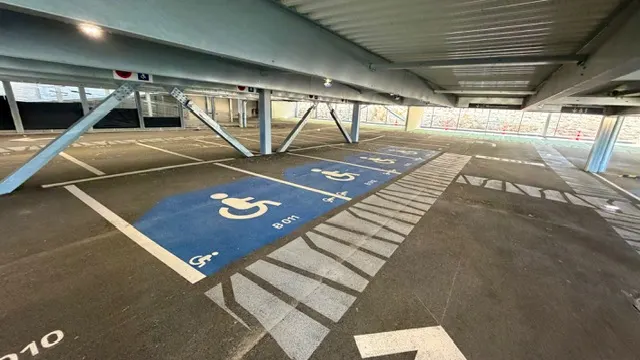 Places PMR en aplat bleu sur un niveau couvert du parc relais