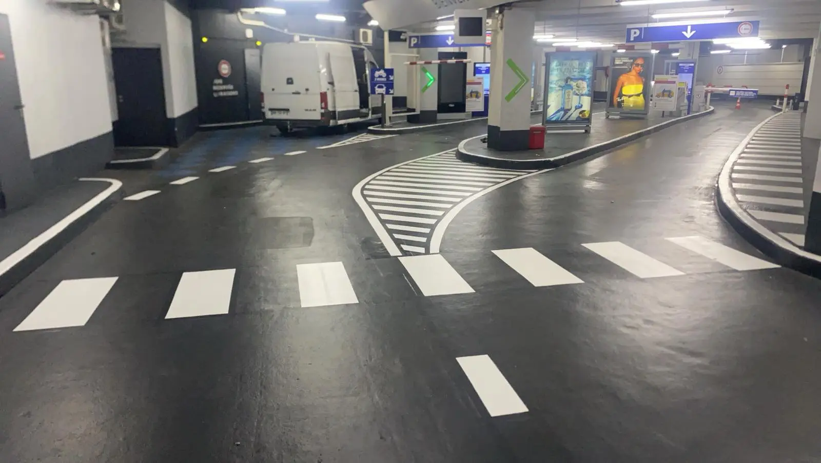 Niveau de parking au marquage repris à neuf : passages piétons, zébras et flèches blanches