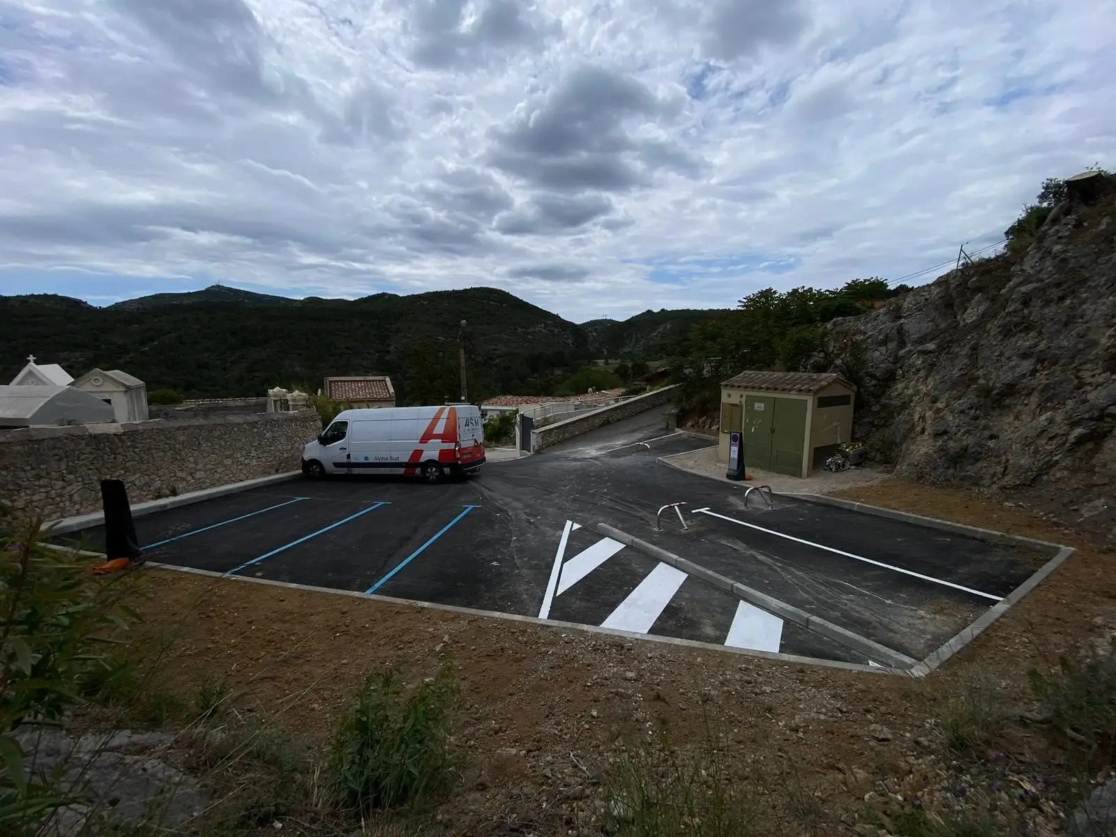 Marquage des places d’un parking neuf, bandes blanches nettes sur enrobé sombre