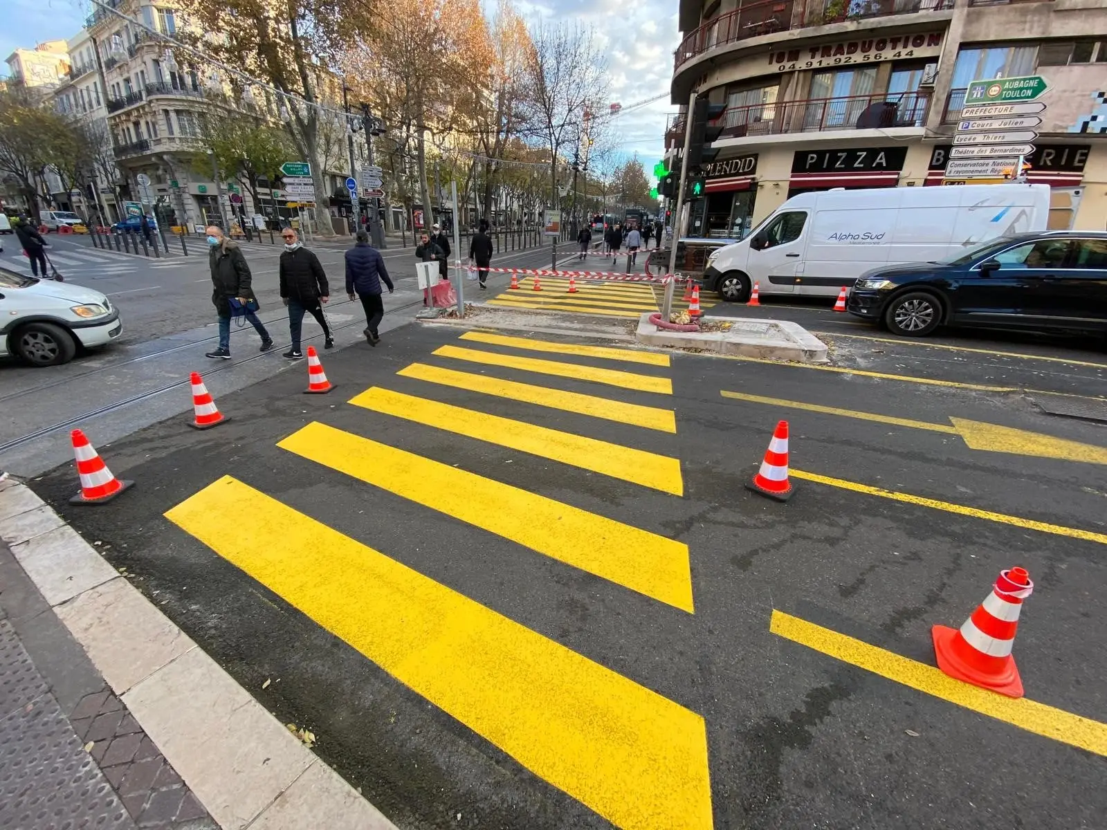 Passage piéton jaune en ville