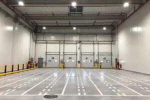 Hall de quais d’une plateforme Lidl, circulations tracées au sol jusqu’aux portes de chargement