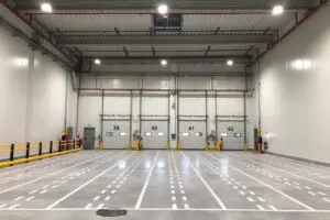 Hall de quais d’une plateforme Lidl, circulations tracées au sol jusqu’aux portes de chargement