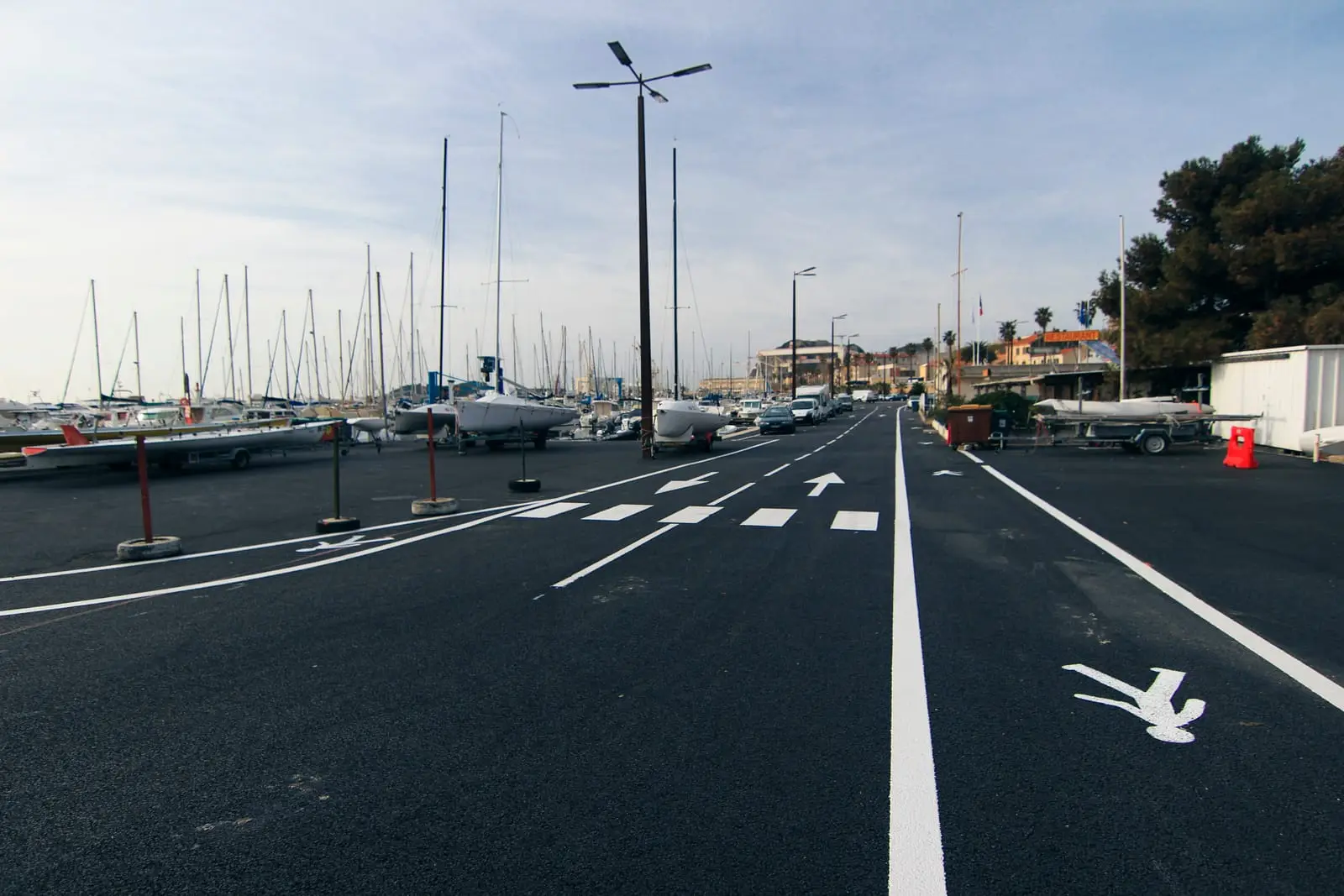 Voirie neuve après marquage : lignes de rive et axe blancs sur enrobé sombre