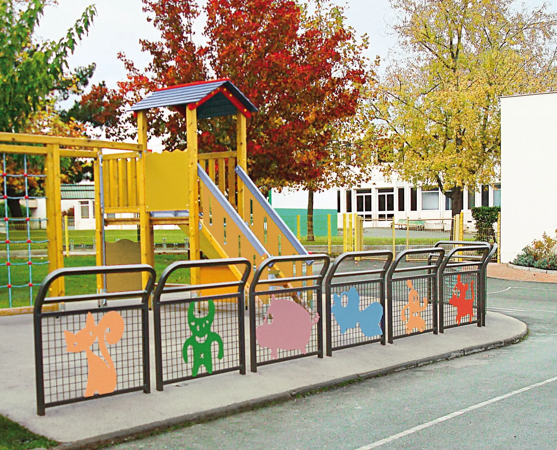 Aire de jeux d’école avec jeu en bois, toboggan et barrières à motifs colorés