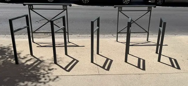 Rangée d’arceaux vélos posés sur un parvis