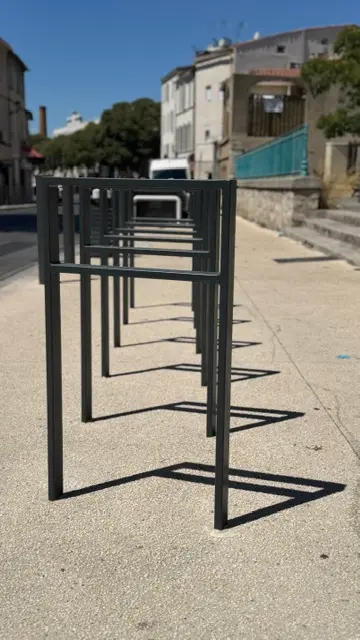 Arceaux vélos scellés en bord de rue dans un quartier neuf