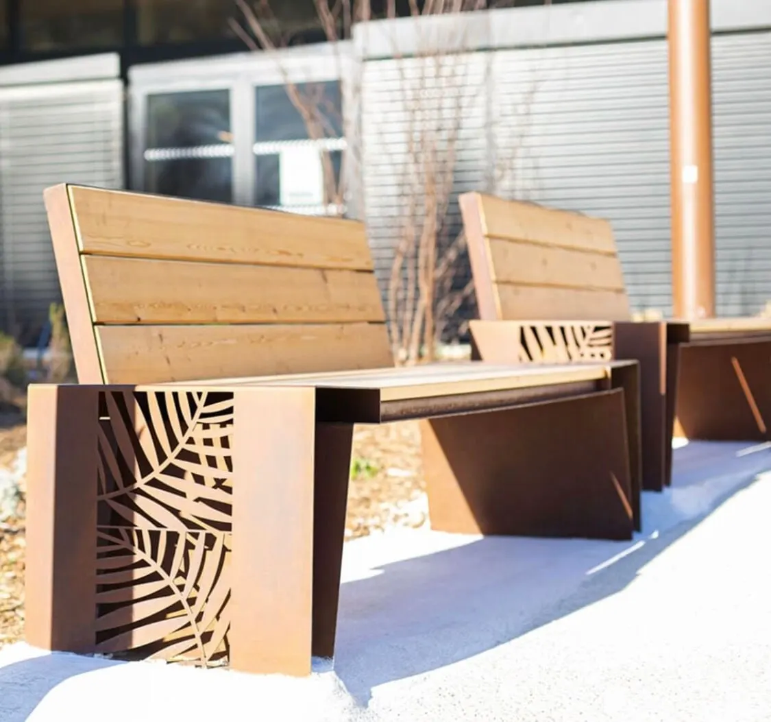 Bancs en acier corten installés sur un espace public