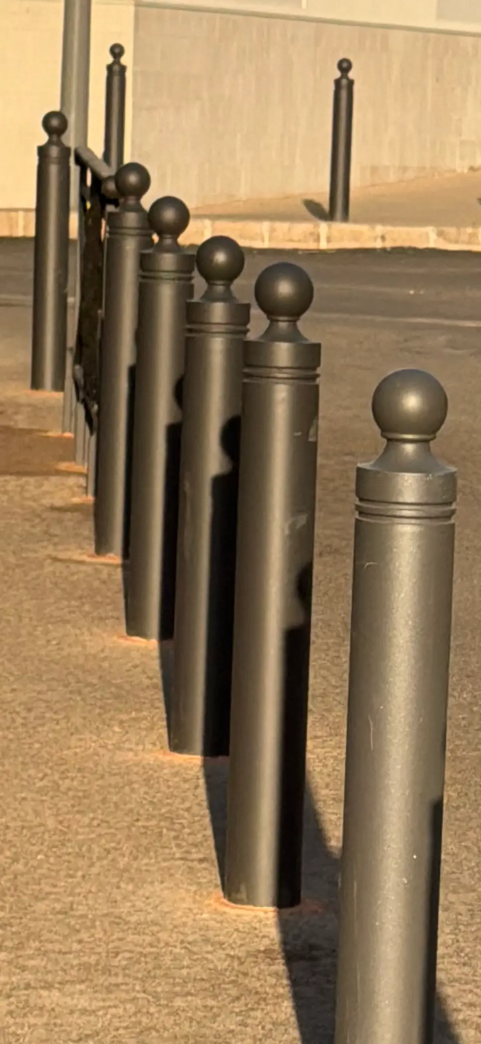 Bornes de protection alignées en limite de parvis