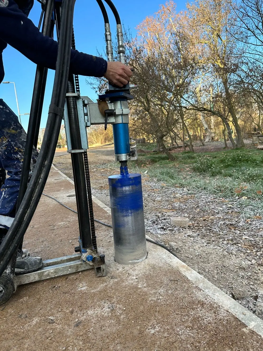 Carottage du sol pour le scellement d’un mobilier urbain