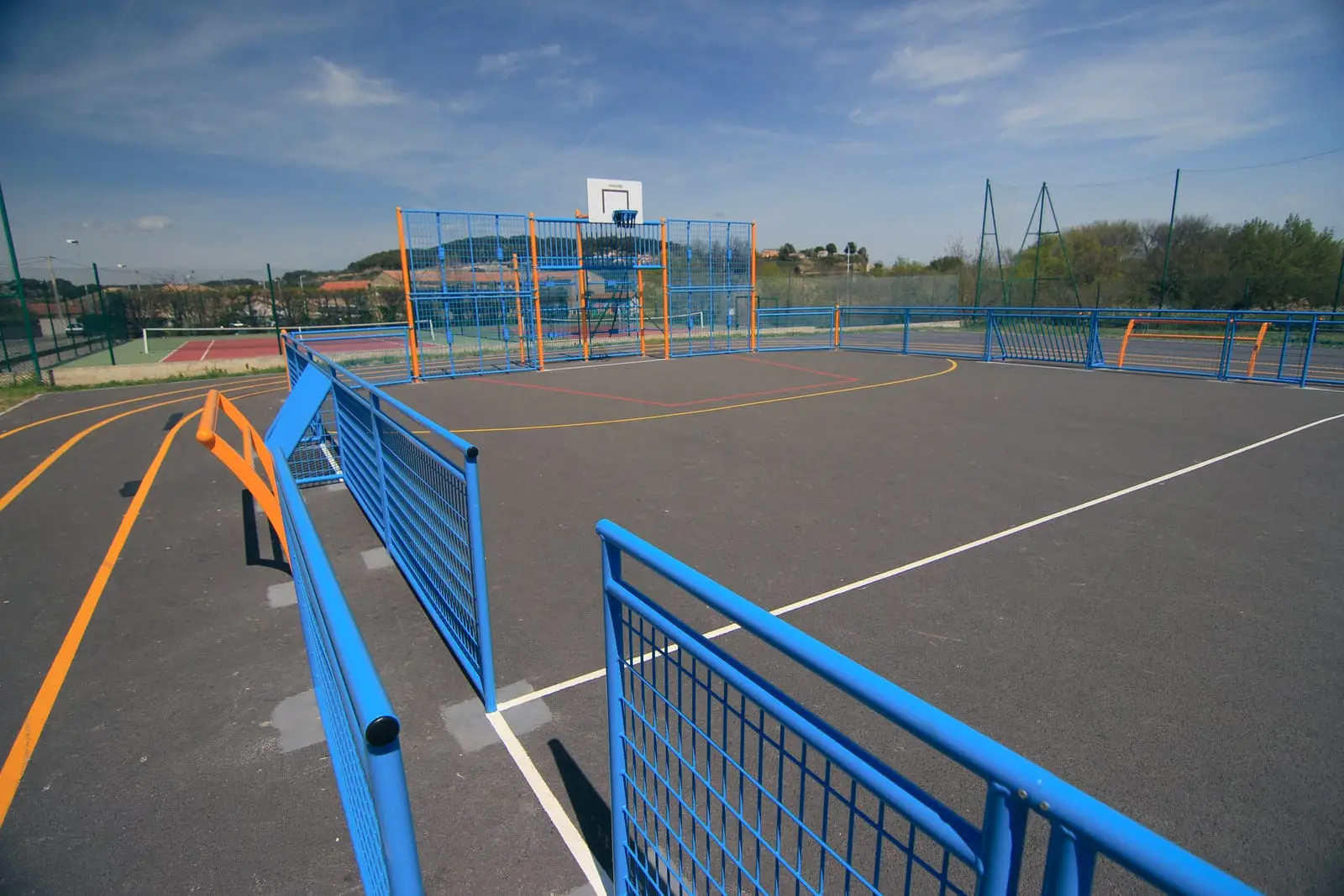 City-stade équipé de barrières bleues, terrain marqué au sol