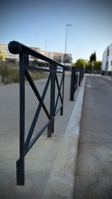 Garde-corps posé en rive de trottoir le long d’une voirie
