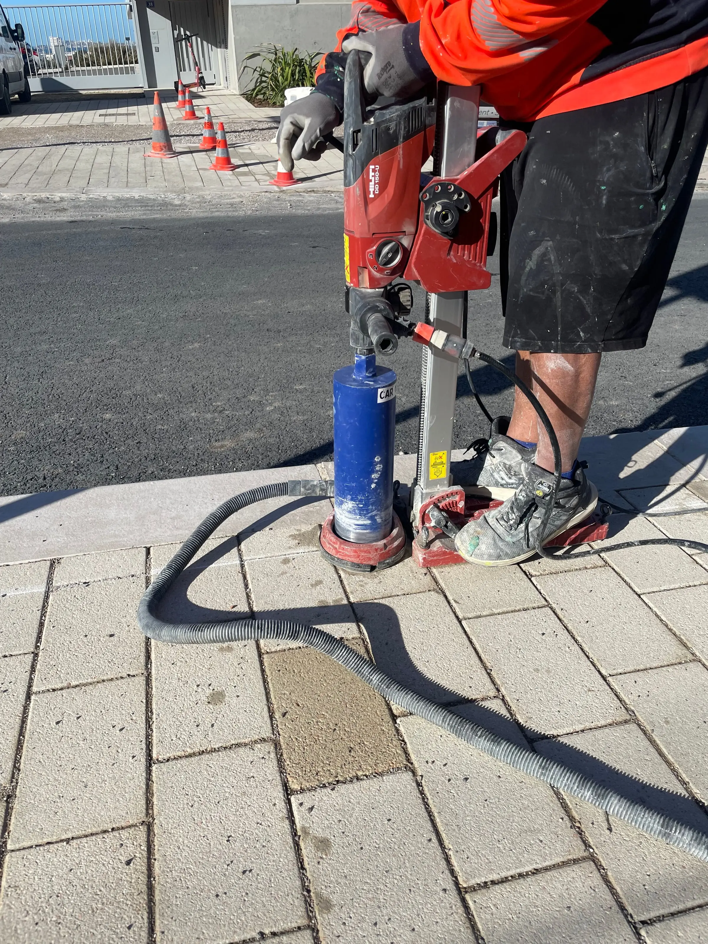 Carottage pour la pose d’un potelet par une équipe ASM