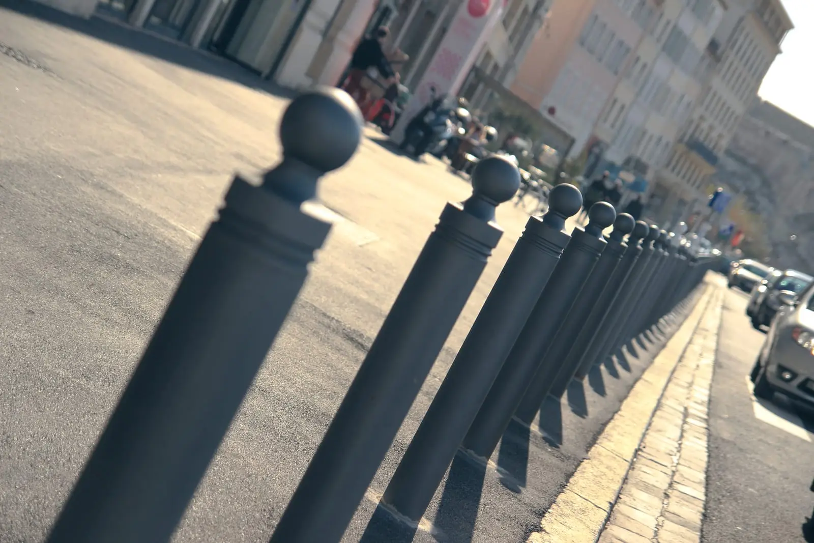 Alignement de potelets posés en bordure de trottoir