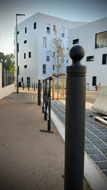 Potelets alignés le long d’un mail planté