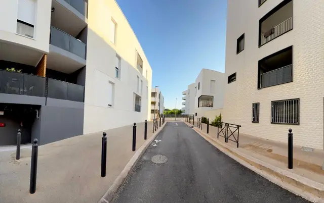 Alignement de potelets le long d’une rue de résidence neuve