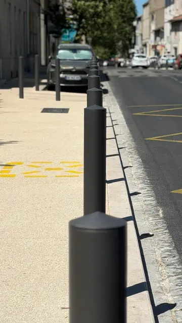 Potelets posés en protection d’un trottoir sur une voirie neuve