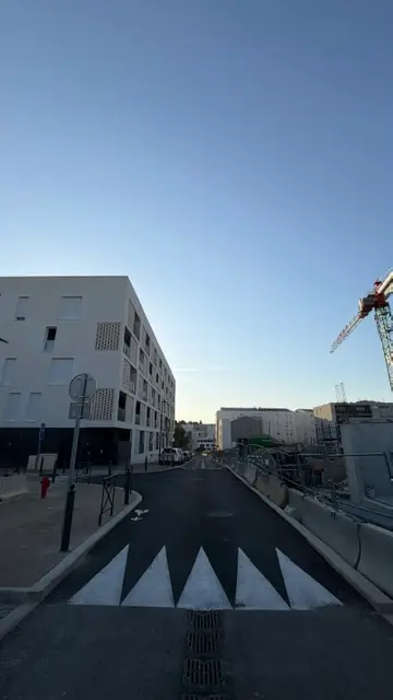 Rue neuve équipée de son mobilier et de son passage piéton