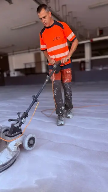 Passage de la monobrosse sur un sol avant application du revêtement