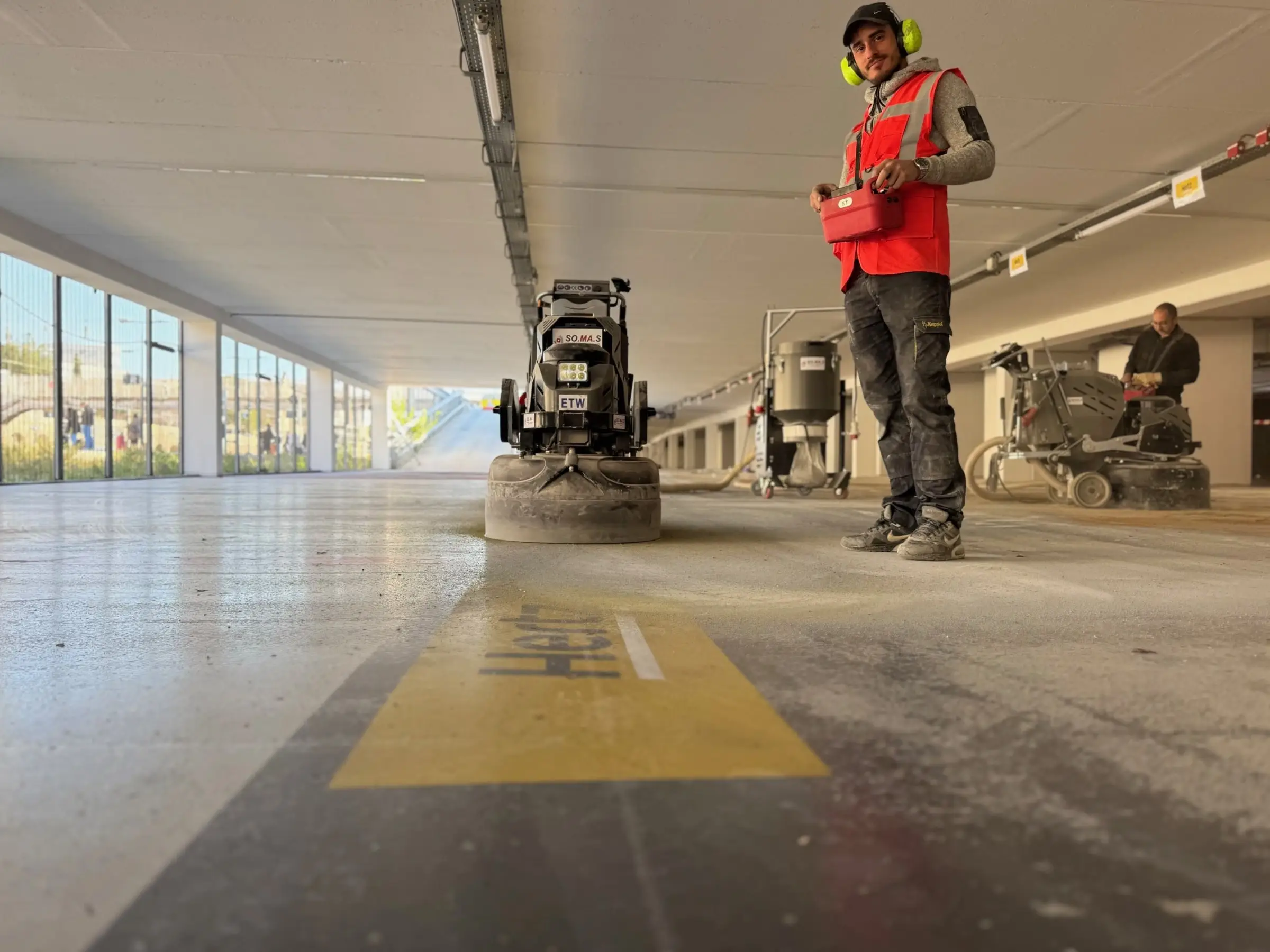 Surfaçage mécanique d’un sol de parking en cours de préparation